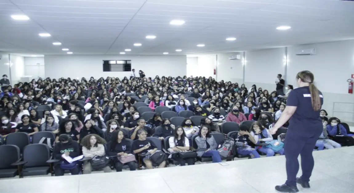 Plateia de alunas em palestra do Defesa das Mulheres