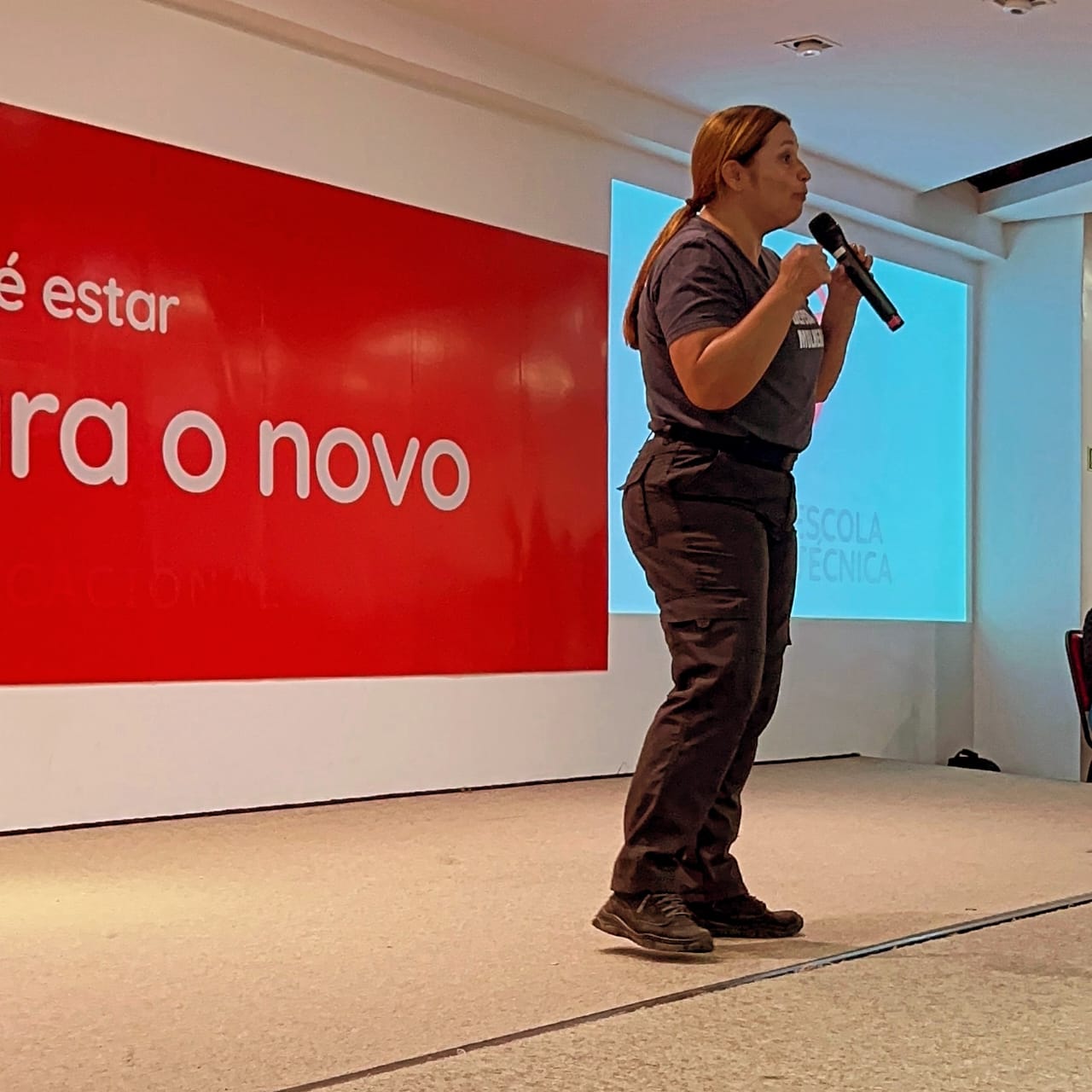 Vanessa Ribeiro em palestra do projeto Defesa das Mulheres